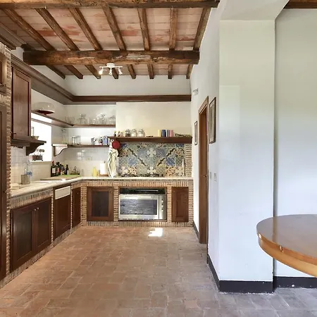 Charming Farmhouse In וילה אורטה